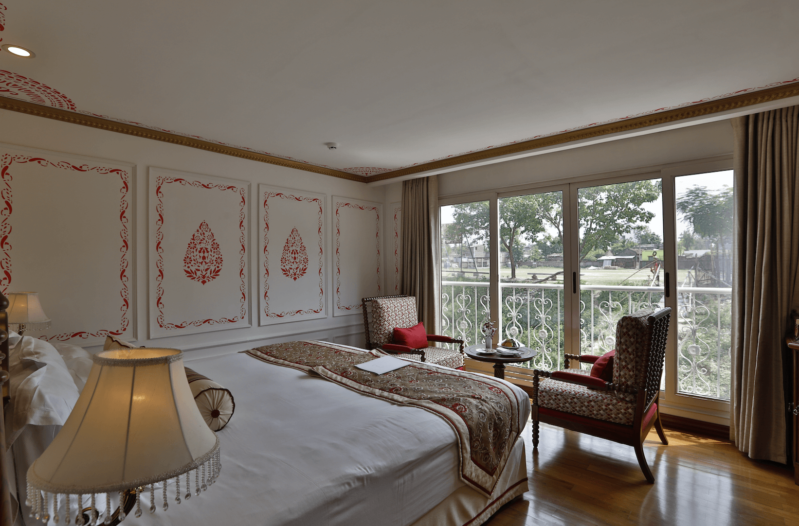 COLONIAL SUITE