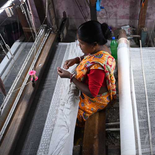 women making threads